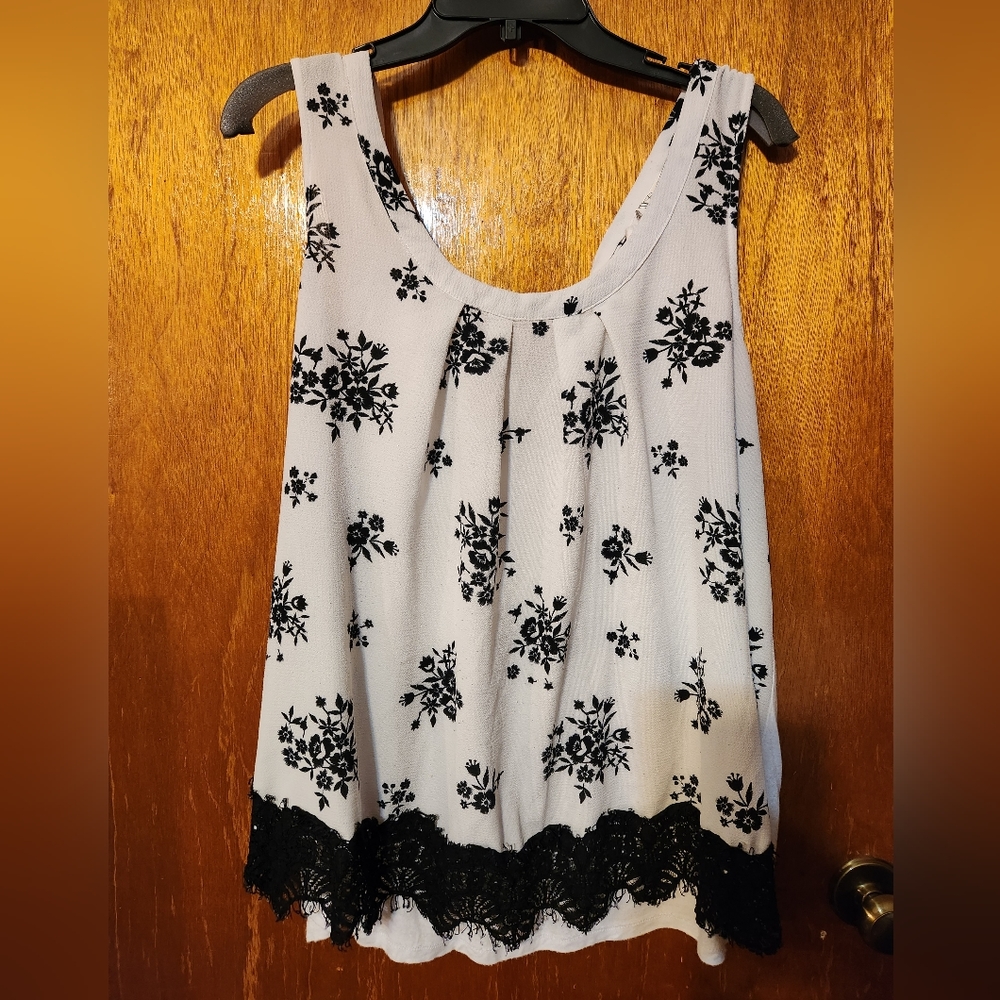 Cute top with floral and lace design